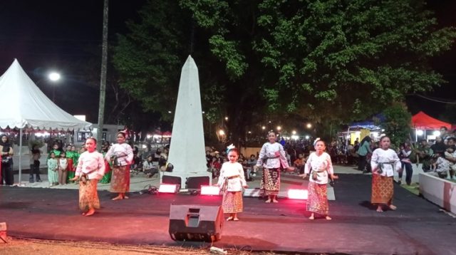 Penampilan tari tradisional di panggung Ekspresi Budaya di Taman Titik Nol, Museum Mulawarman Tenggarong. (Lingkarkaltim/M. As'ari)
