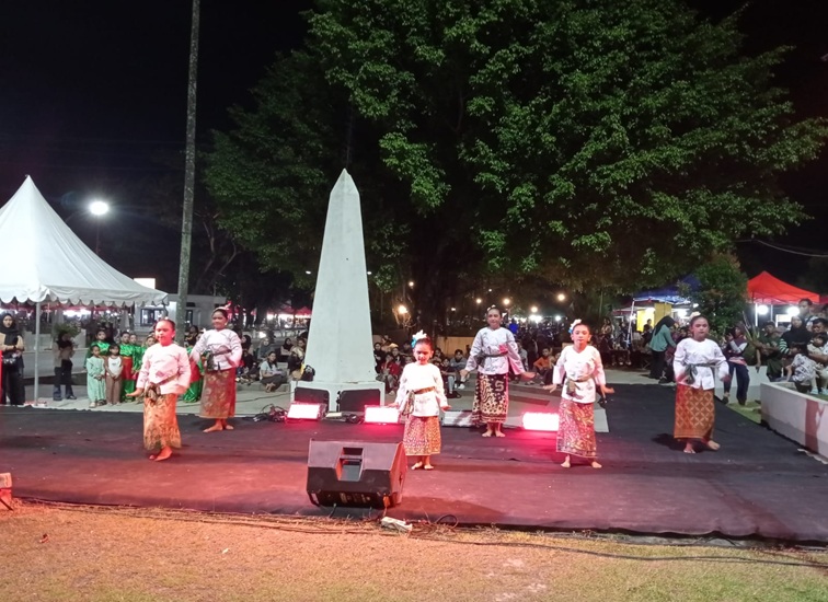 Penampilan tari tradisional di panggung Ekspresi Budaya di Taman Titik Nol, Museum Mulawarman Tenggarong. (Lingkarkaltim/M. As'ari)
