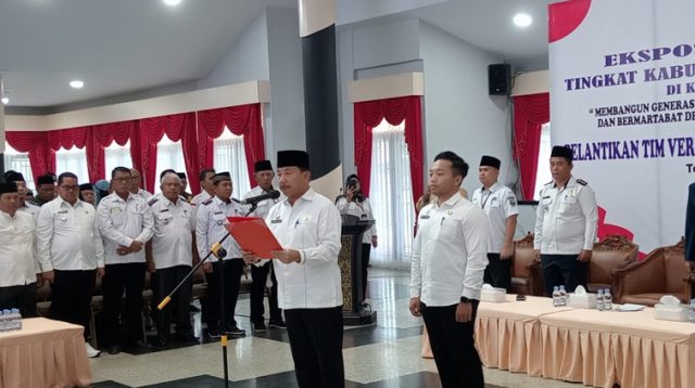 Ketua LPTQ Kukar, Sunggono saat mengukuhkan Tim Verifikasi dan Dewan Pengawas MTQ Tingkat Kabupaten. (Lingkarkaltim/M. As'ari)