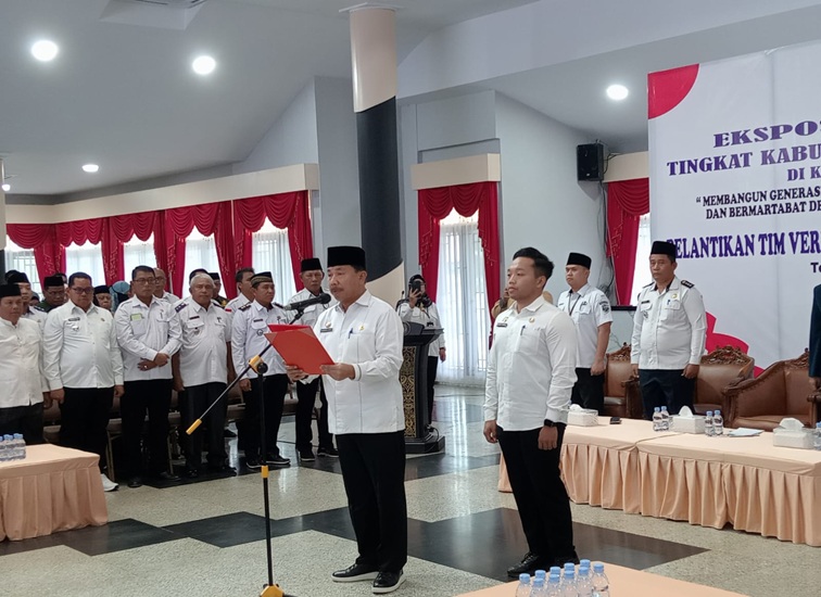 Ketua LPTQ Kukar, Sunggono saat mengukuhkan Tim Verifikasi dan Dewan Pengawas MTQ Tingkat Kabupaten. (Lingkarkaltim/M. As'ari)