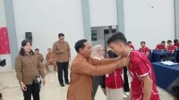 Penyematan tanda peserta oleh Asisten II Setdakab Kukar Ahyani Fadianur Diani. (Lingkar Kaltim/M. As'ari)