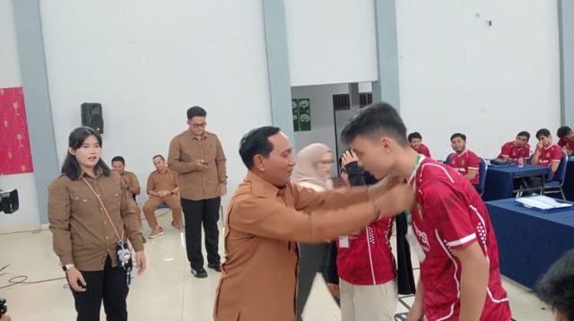 Penyematan tanda peserta oleh Asisten II Setdakab Kukar Ahyani Fadianur Diani. (Lingkar Kaltim/M. As'ari)