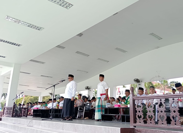 Bupati Kukar Aulia Rahman Basri saat memimpin upacara peringatan hari santri. (Lingkar Kaltim/M. As'ari)