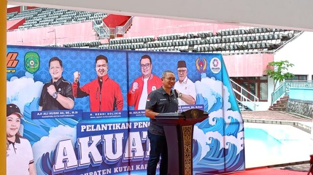 Asisten III Dafip Haryanto saat menyampaikan sambutan Bupati. (Lingkar Kaltim/M. As'ari)