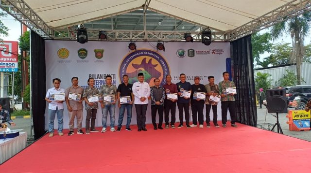 Foto bersama usai menerima penghargaan sebagai juara umum lomba kelompok ternak.