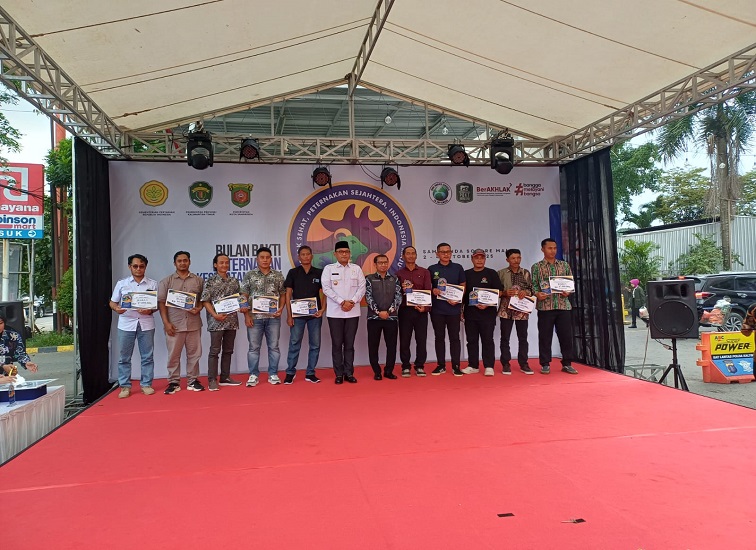 Foto bersama usai menerima penghargaan sebagai juara umum lomba kelompok ternak.