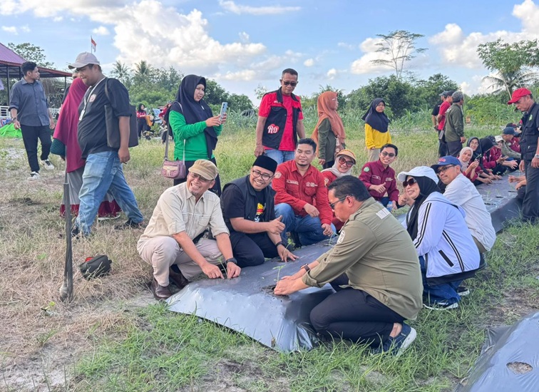 kegiatan Sarasehan Ketahanan Pangan dan Tanam Padi Bersama Petani dan Mahasiswa