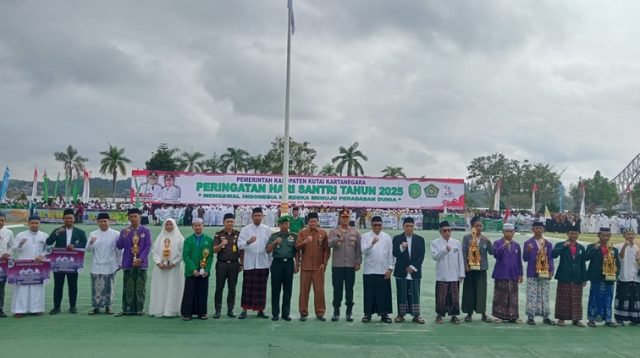 Foto bersama usai upacara peringatan Hari Santri Nasional. (Lingkarkaltim/M. As'ari)