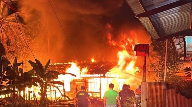Kobaran api yang melahap rumah warga di Desa Perjiwa. (Dok. BPBD Kukar)