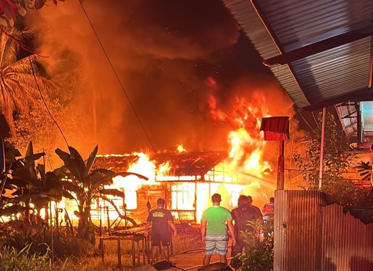 Kobaran api yang melahap rumah warga di Desa Perjiwa. (Dok. BPBD Kukar)