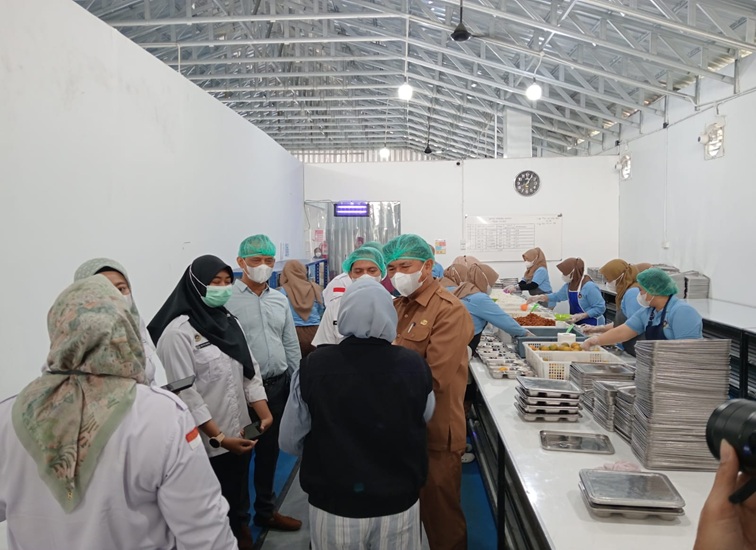 kunjungan Sekda Kukar Sunggono saat mendampingi kunjungan Anggota DPD RI Dapil Kaltim Aji Mirni Mawarni ke Dapur MBG Jalan Panjaitan Kelurahan Loa Ipuh. (Lingkar Kaltim/M. As'ari)
