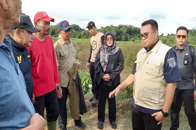 Bupati Kukar, Aulia Rahman Basri saat Kunjungan di lahan Rapak Rabau Kelurahan Loa Ipuh (Lingkarkaltim/Tri)