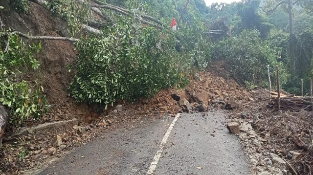Tanah longsor yang menutupi badan jalan. (Istimewa)