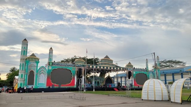 Persiapan MTQ Tingkat Kabupaten Kukar di halaman Stadion Rondong Demang Tenggarong (Lingkarkaltim/M. As'ari)