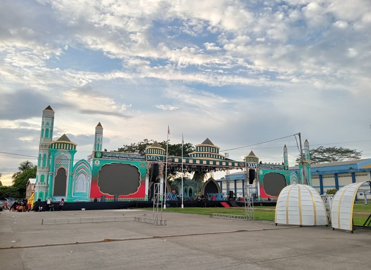 Persiapan MTQ Tingkat Kabupaten Kukar di halaman Stadion Rondong Demang Tenggarong (Lingkarkaltim/M. As'ari)