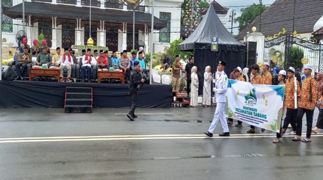 Sekda Kukar Sunggono saat menyaksikan Pawai Ta'aruf dalam rangka MTQ tingkat kabupaten ke-46