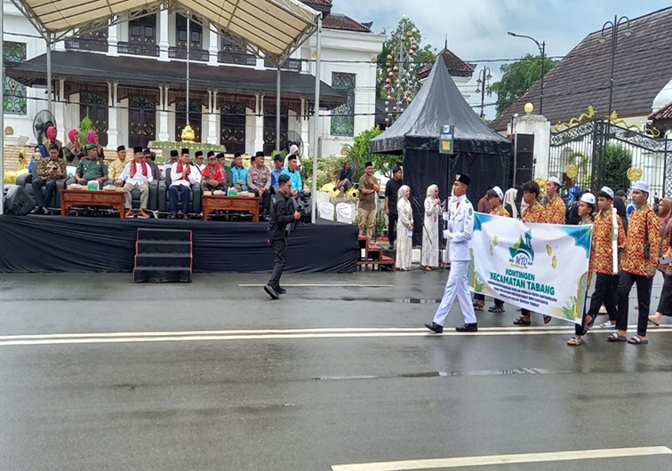 Sekda Kukar Sunggono saat menyaksikan Pawai Ta'aruf dalam rangka MTQ tingkat kabupaten ke-46