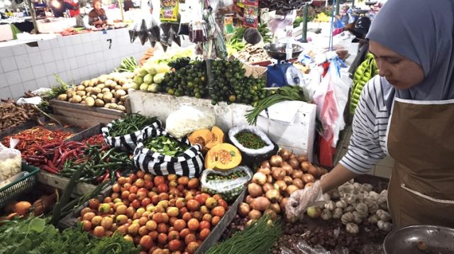 Salah satu pedagang pasar Mangkurawang (kiki/Lingkarkaltim)