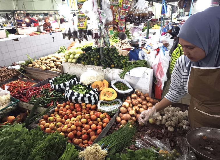 Salah satu pedagang pasar Mangkurawang (kiki/Lingkarkaltim)