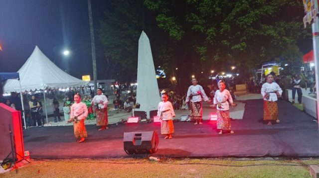 Penampilan Tari Jepen dari Sanggar Tari Ketikai di Taman Titik Nol