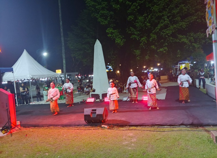 Penampilan Tari Jepen dari Sanggar Tari Ketikai di Taman Titik Nol
