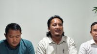 Kuasa hukum para korban dari LBH JKN, Ketua, Wijianto (tengah) saat sedang berbicara. (Lingkar Kaltim/M. As'ari)