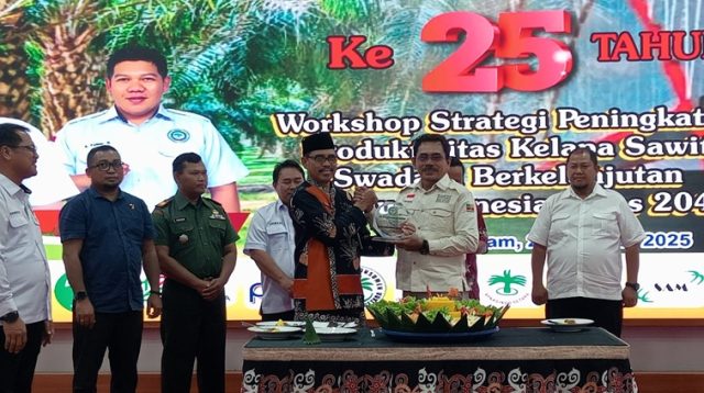 Plt. Kepala Disbun Kukar Muhammad Taufik bersama Ketua Apkasindo Kukar pada Peringatan HUT Apkasindo ke-25 di Pendopo Odah Etam. (Lingkar Kaltim/M. As'ari)