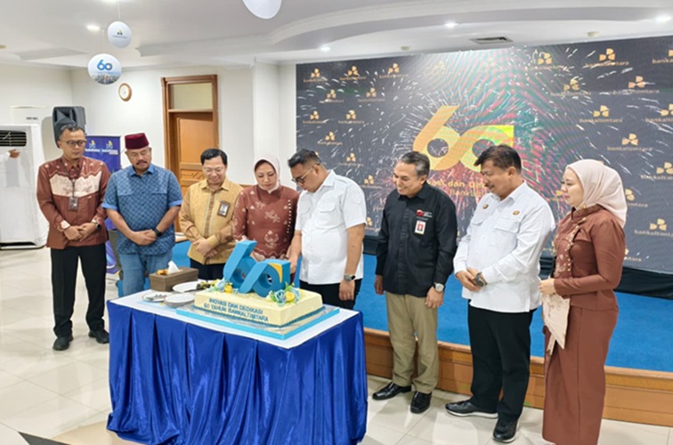 Bupati Kukar Aulia Rahman Basri saat sesi potong kue HUT ke-60 Bankaltimtara bersama Kepala Bankaltimtara Cabang Tenggarong