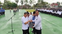 Penyerahan SK kepada perwakilan PPPK yang dilantik. (Lingkar Kaltim/M. As'ari)