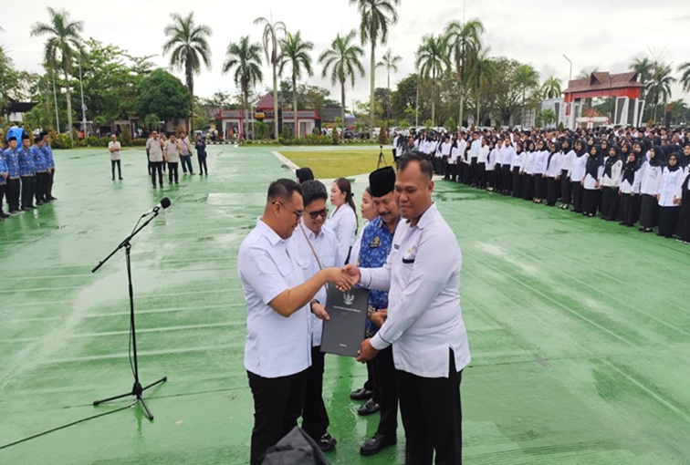 Penyerahan SK kepada perwakilan PPPK yang dilantik. (Lingkar Kaltim/M. As'ari)