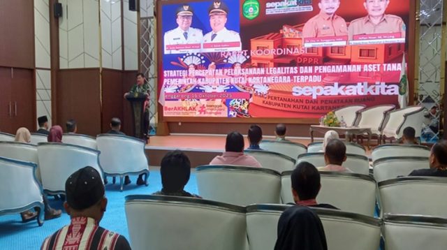 Sekda Sunggono saat sambutan dalam Rapat Koordinasi Strategi Percepatan Legalitas Aset Tanah Pemkab Kukar (Lingkarkaltim/Tri)