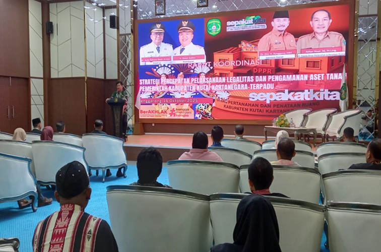 Sekda Sunggono saat sambutan dalam Rapat Koordinasi Strategi Percepatan Legalitas Aset Tanah Pemkab Kukar (Lingkarkaltim/Tri)
