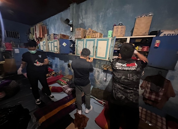 Razia tengah malam Lapas Kelas IIA Tenggarong. (Dok. Lapas Kelas IIA Tenggarong)