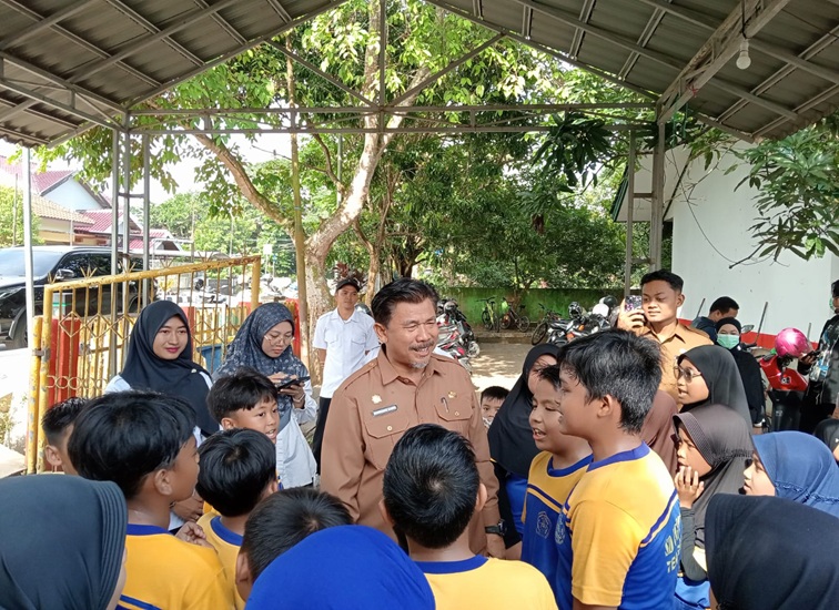 sekda kukar Sekda Kukar Sunggono bersama Satgas SPPG saat mengunjungi sekolah lokasi program MBG. (Lingkar Kaltim/M. As'ari)