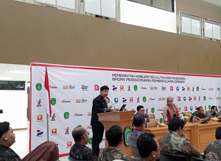 Sekda Kukar Sunggono saat membuka Rakor Tim PPED. (Lingkarkaltim/M. As'ari)