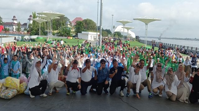 Foto bersama saat Senam Santri dalam rangka peringatan Hari Santri Nasional 2025 (Lingkarkaltim/Tri)