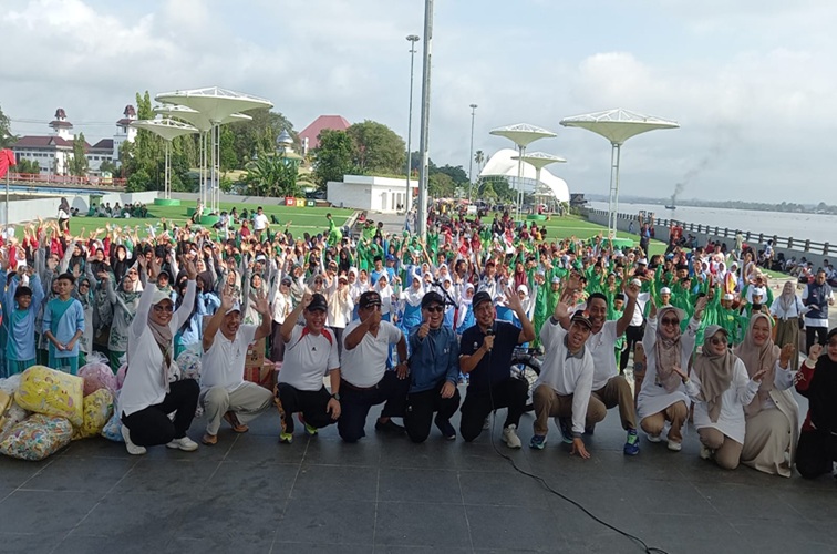 Foto bersama saat Senam Santri dalam rangka peringatan Hari Santri Nasional 2025 (Lingkarkaltim/Tri)