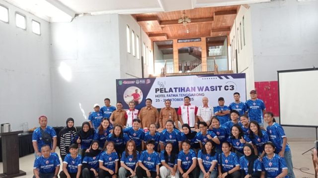 Foto bersama Kartanegara Women FC sebelum berangkat bertanding di tingkat nasional. (Lingkar Kaltim/M. As'ari)