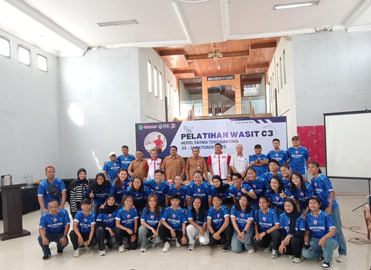 Foto bersama Kartanegara Women FC sebelum berangkat bertanding di tingkat nasional. (Lingkar Kaltim/M. As'ari)