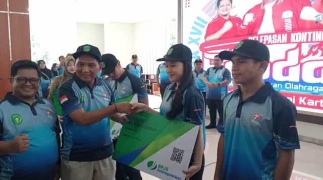 Asisten II Ahyani Fadianur Diani saat menyerahkan BPJS Ketenagakerjaan untuk perwakilan atlet Kukar ke Popda Kaltim di PPU. (Lingkar Kaltim/M. As'ari)