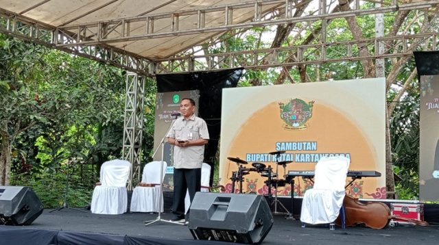 Asisten II Ahyani Fadianur Diani saat membuka Festival Museum Kayu Tuah Himba. (Lingkar Kaltim/M. As'ari)