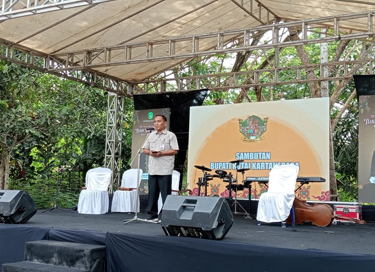 Asisten II Ahyani Fadianur Diani saat membuka Festival Museum Kayu Tuah Himba. (Lingkar Kaltim/M. As'ari)