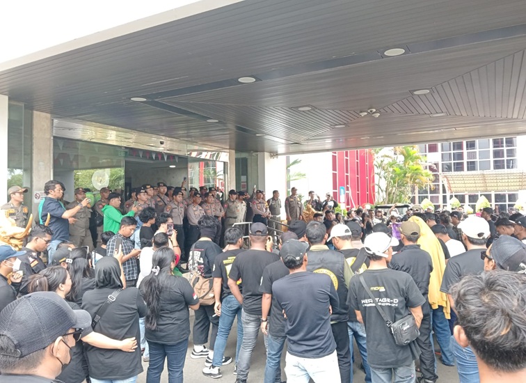 Aksi damai Aliansi Peduli Kutai Kartanegara di Kantor Bupati Kukar. (Lingkar Kaltim/M. As'ari)