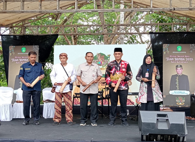 Pembukaan Festival Museum Kayu Tuah Himba 2025. (Lingkar Kaltim/M. As'ari)