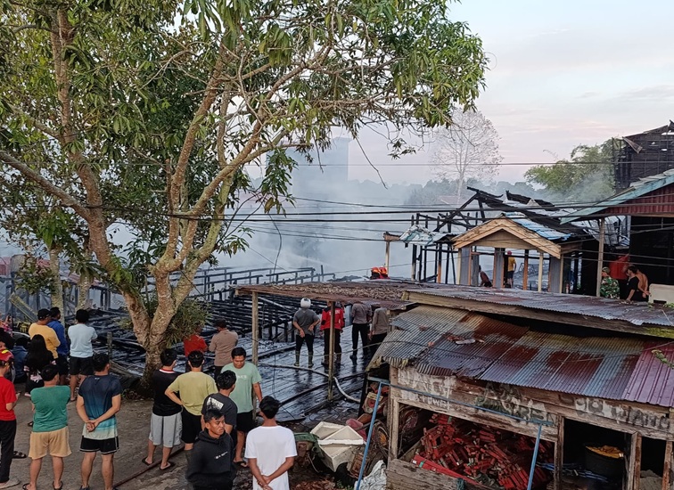 Sisa puing rumah warga yang hangus dilahap api. (Istimewa)