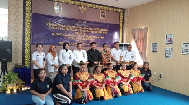 Sekda Kukar Sunggono bersama warga binaan Lapas Perempuan Kelas IIA Tenggarong. (Lingkar Kaltim/M. As'ari)