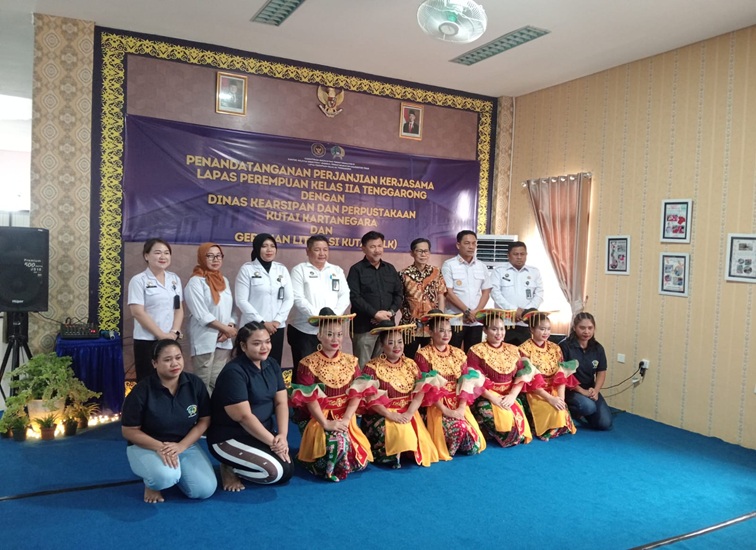 Sekda Kukar Sunggono bersama warga binaan Lapas Perempuan Kelas IIA Tenggarong. (Lingkar Kaltim/M. As'ari)