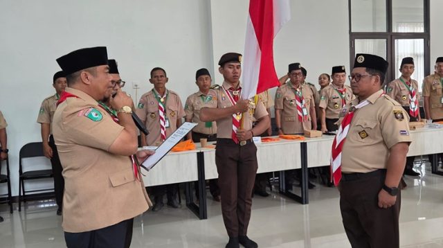 Aji Ali Husni saat menerima bendera petaka Kwarcab Kukar. (Lingkar Kaltim/M. As'ari)