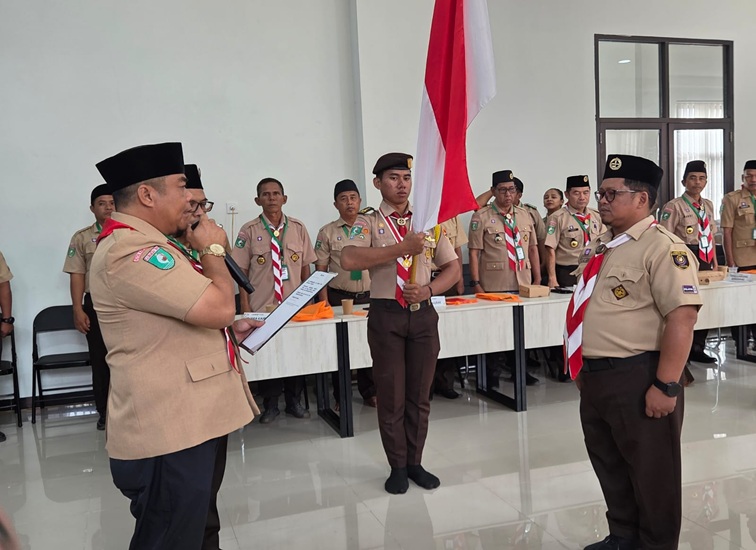 Aji Ali Husni saat menerima bendera petaka Kwarcab Kukar. (Lingkar Kaltim/M. As'ari)