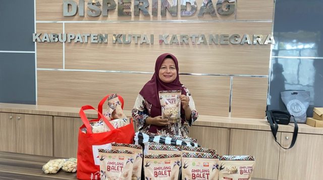 Salah satu produk unggulan Amplang Balet di Tenggarong Seberang, (Kiki/Lingkarkaltim)